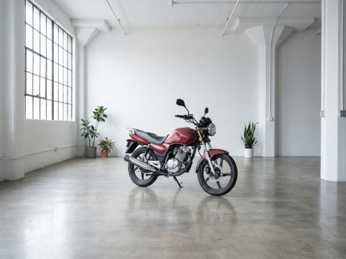 Moto 125 cm3 dans un garage lumineux